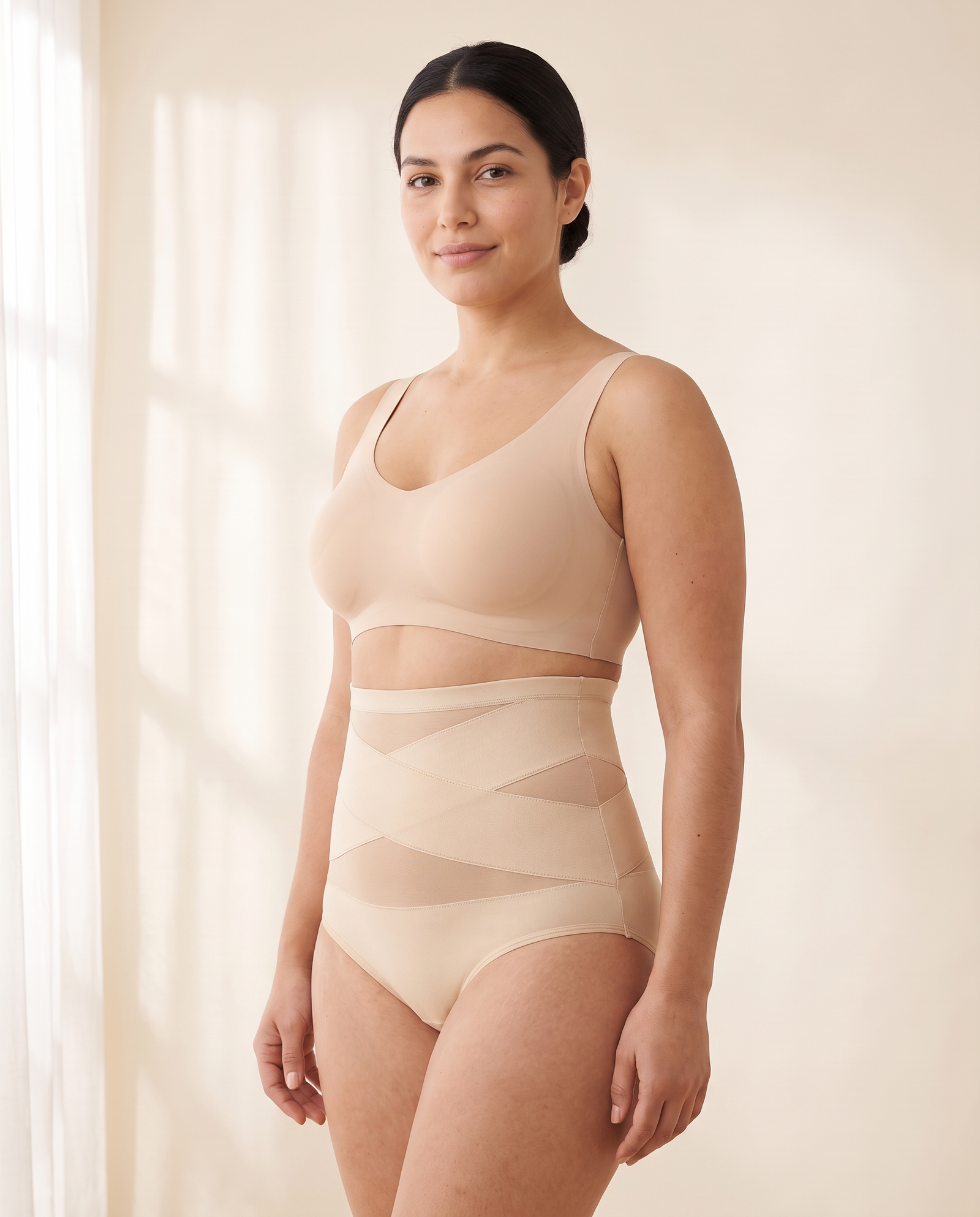 Culotte gainante beige portée de trois quarts
