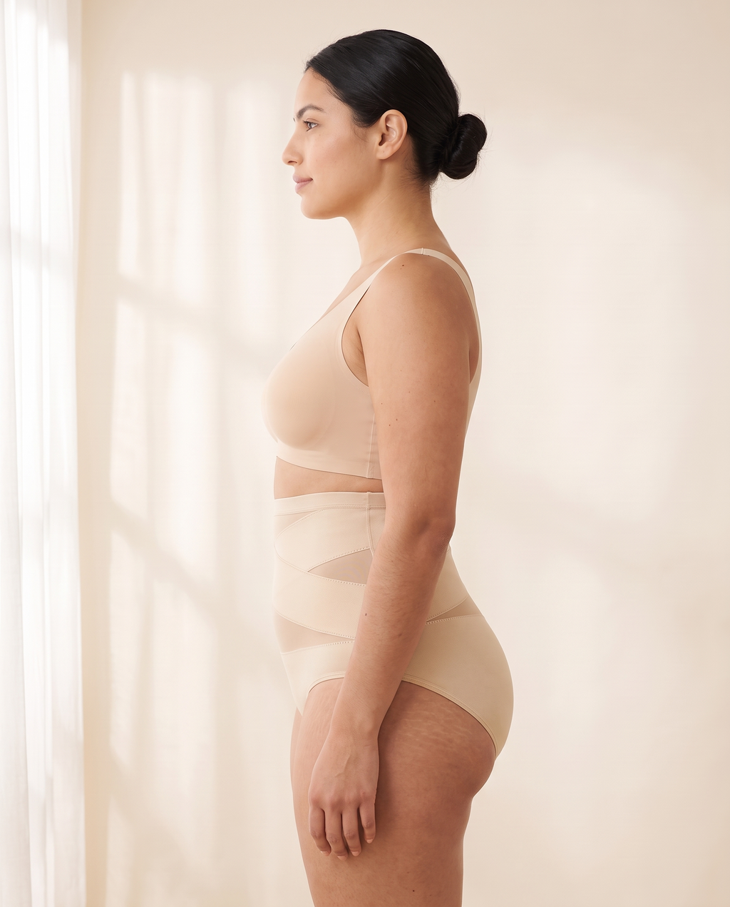 Culotte gainante nude de profil