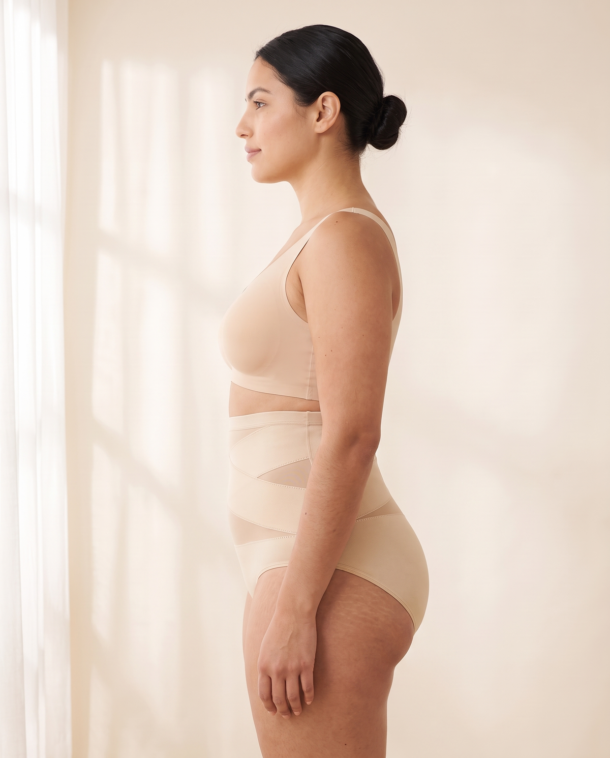 Culotte gainante nude de profil